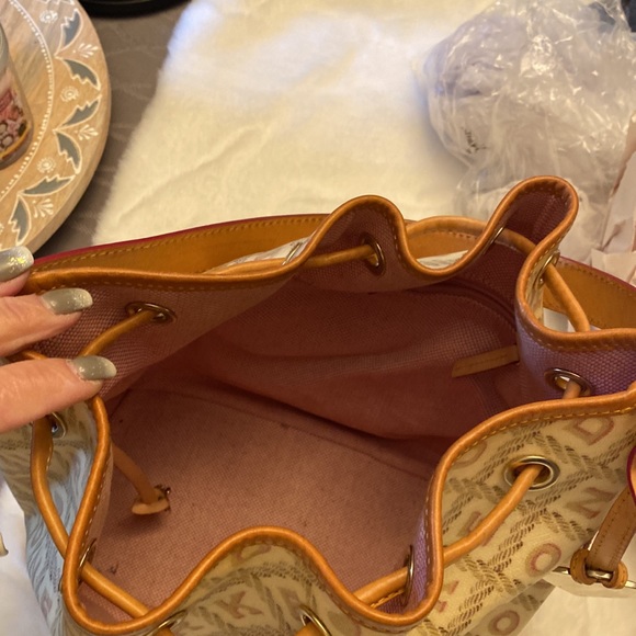 Dooney and Bourke classic hobo bag. Like new - Picture 4 of 6